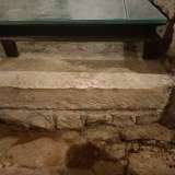 Numerosi sono gli elementi riconducibili alle tecniche costruttive di et� romana e i basoli piatti e rettangolari, alcuni consunti e in parte coperti dal terriccio calcificato, ricordano un altro tratto della via Appia rinvenuto a Bari, in piazza del Ferrarese